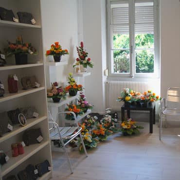 Croix, couronnes, bouquets, fleurs artificielles