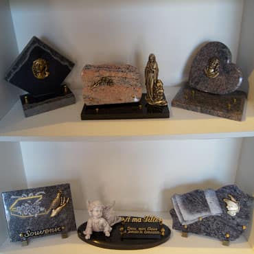 Plaques Funéraires avec différents accessoire